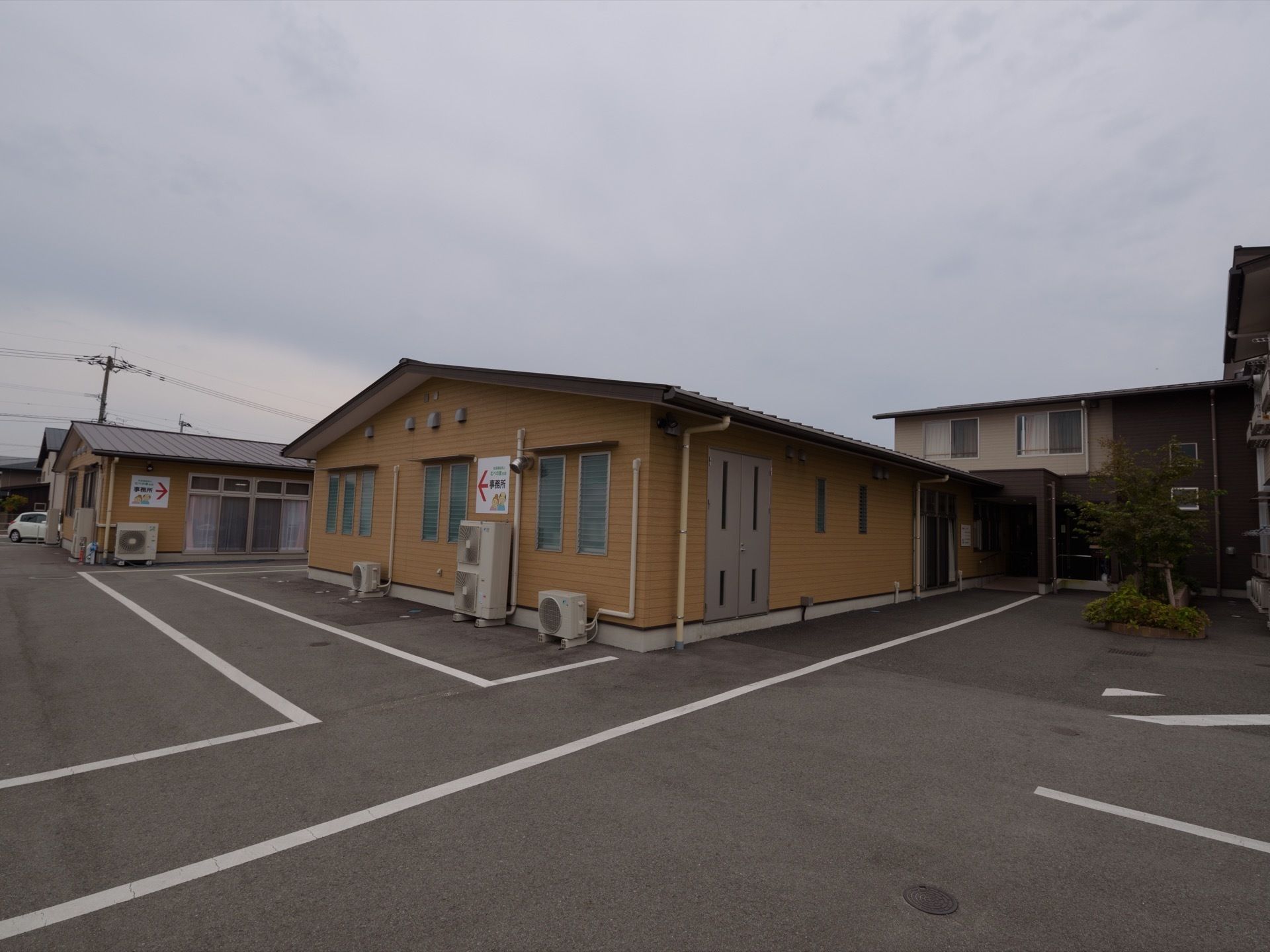 平屋建ての建物は、車椅子を利用の方やご高齢者にとって負担が少なく優しい造りになっているので、日々安全に生活できる。