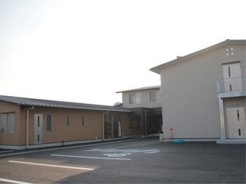 周りに高い建物もないため、非常に開放的な雰囲気である。駐車場もかなり広めのスペースが確保されている。