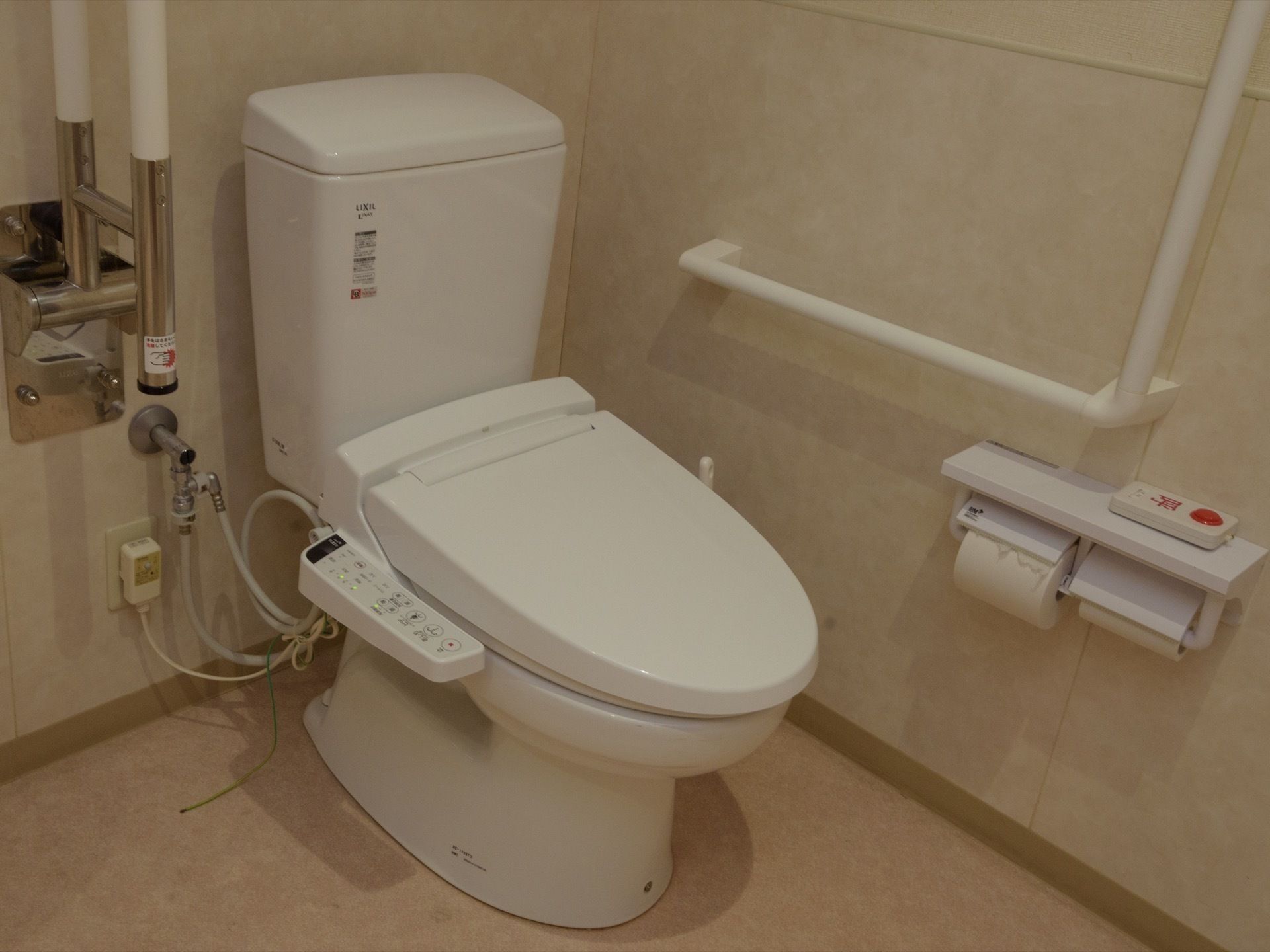 トイレは清潔感があり広々としたスペースを確保している。緊急呼出ボタン、手すり、温水洗浄便座が完備しており、快適に利用できる。