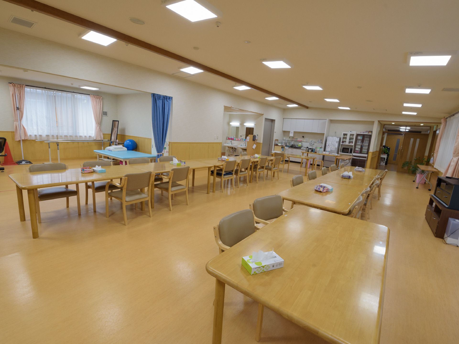 部屋の一角にキッチンや洗面台が設置されている、機能訓練室兼食堂