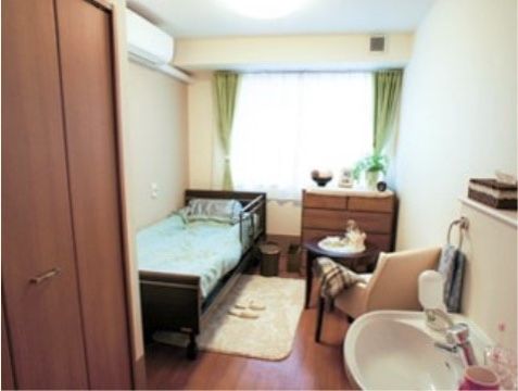 居室には介護用ベッドと机が置かれている