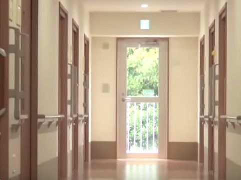 「花物語とどろき」の廊下。廊下のスペースを確保するべく、引き戸を採用している。