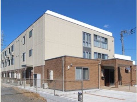 ブラウンを基調とした、３階建ての大きなグループホーム