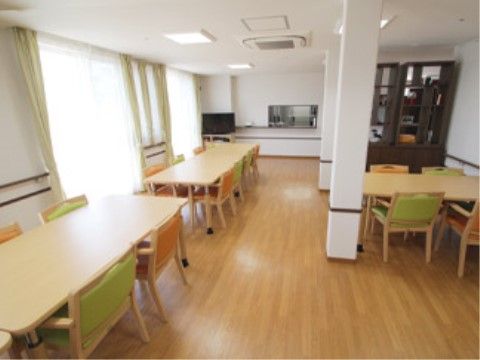厨房が併設された、木のぬくもり感じられるダイニング