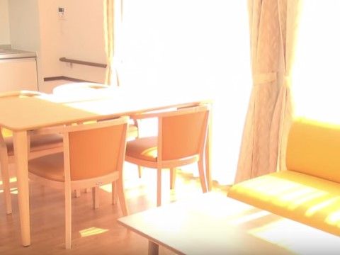 「いせはら療養センター」のリビング。ゆったりと寛げられるリビングとなっている。