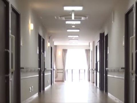 「いせはら療養センター」の廊下。左右に介助手すりを設置し、平らな廊下を施している。
