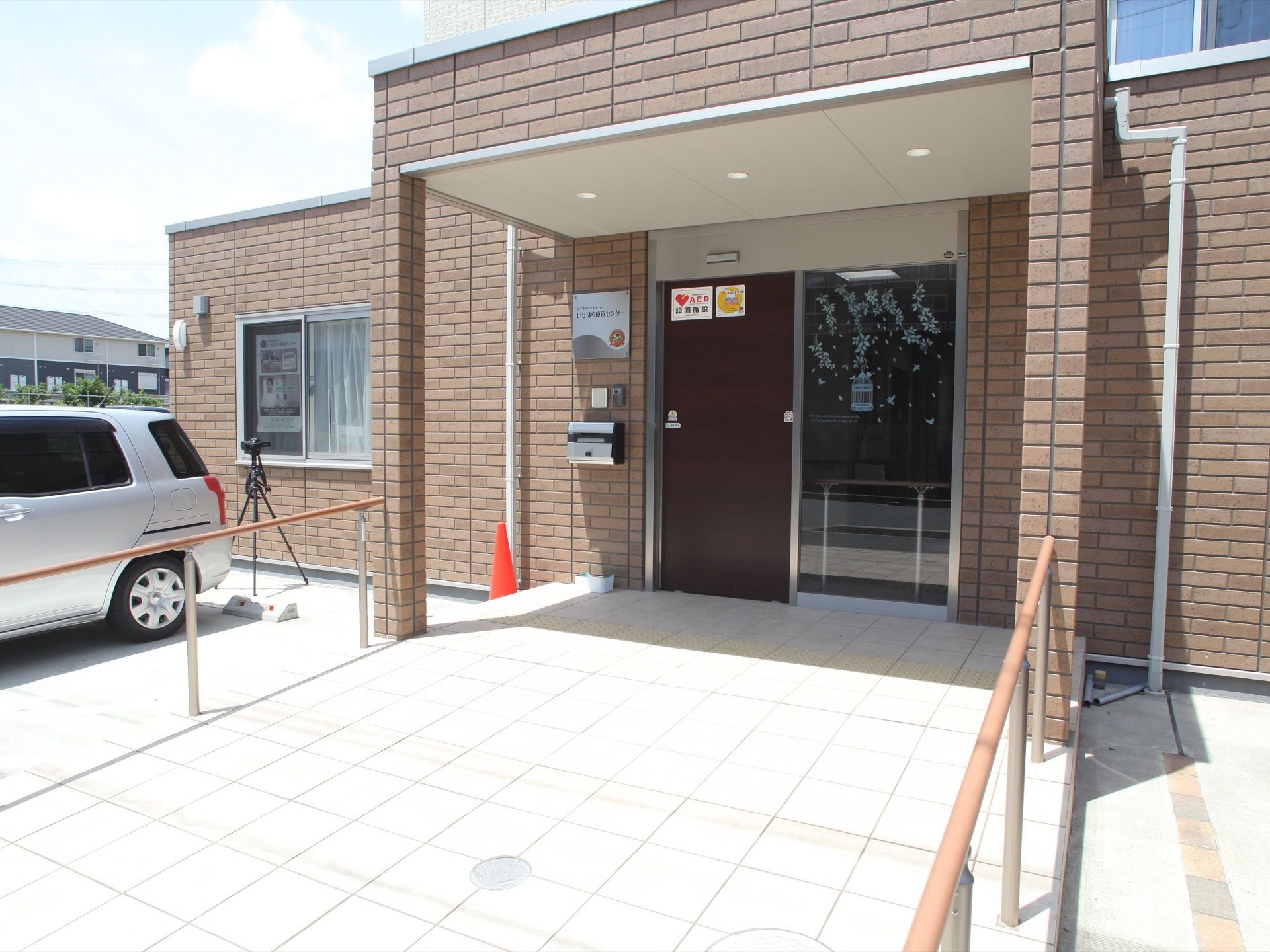 レンガ調の建物になっており、玄関へ入る道には手すりが設置されている。自動ドアの開く部分は茶色のドアになっており、側はガラスになっている。