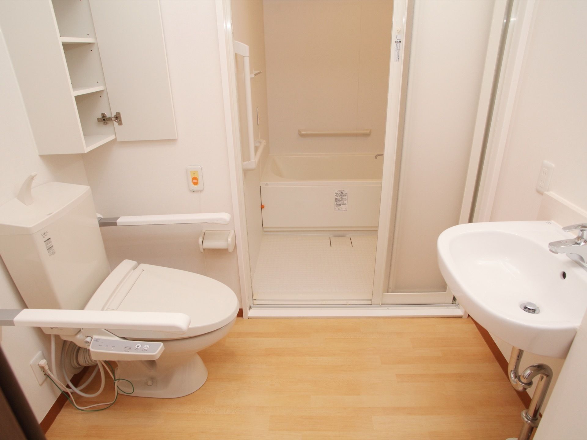 トイレと浴室には手すりが備え付けられている。また、ナースコールも取り付けられており、万が一の場合にもスタッフがすぐに駆け付けられる。