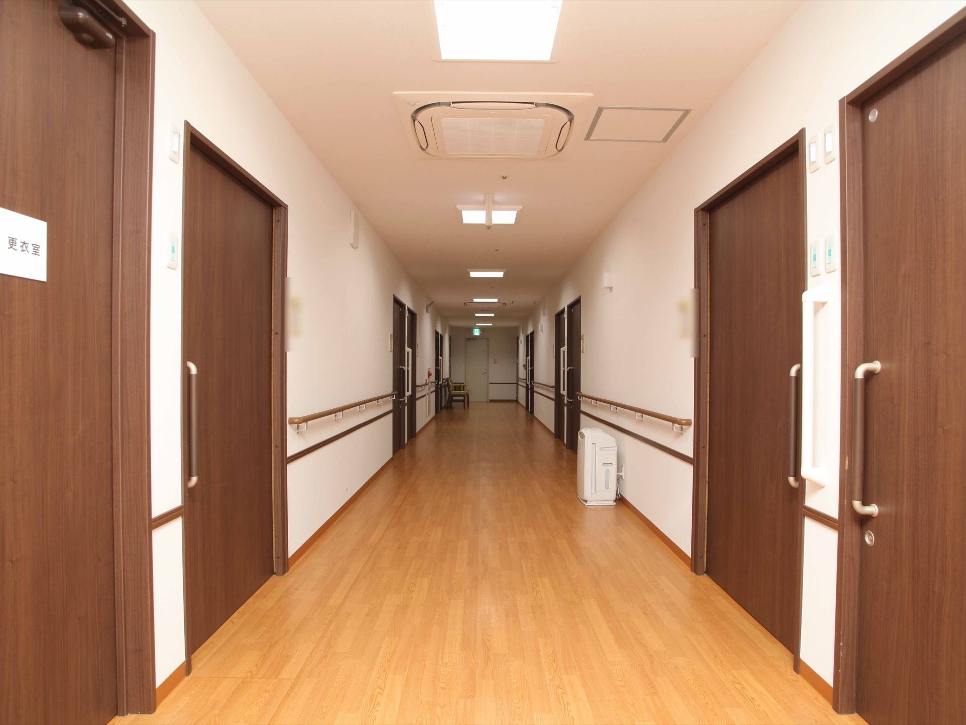 廊下は横幅に余裕があり、広々としている。壁やドアには手すりが備え付けられており、移動のストレスを軽減している。