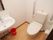 便座の両脇の手すりは、可動タイプを設置している。用途に応じて利用でき、トイレを広く使えるため大変便利である。