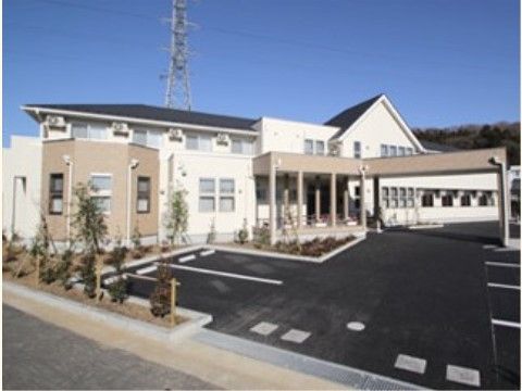 敷地内にアスファルトで舗装された広い駐車場のある施設