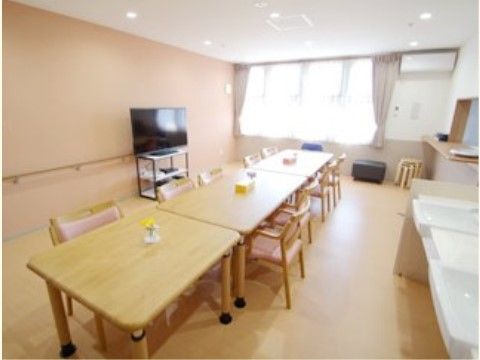 フットレスタイプの洗面台が設置されているダイニング