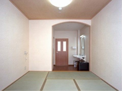 ドアには窓が２つある。和室の入口と洗面台の周りは、フローリングである。和室へはアーチ型の入口を通って入る。