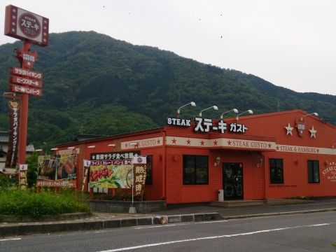 ホームに近いバイパス沿いには、ファミリーレストランやファストフードなど、気軽に入れる飲食店が充実している。