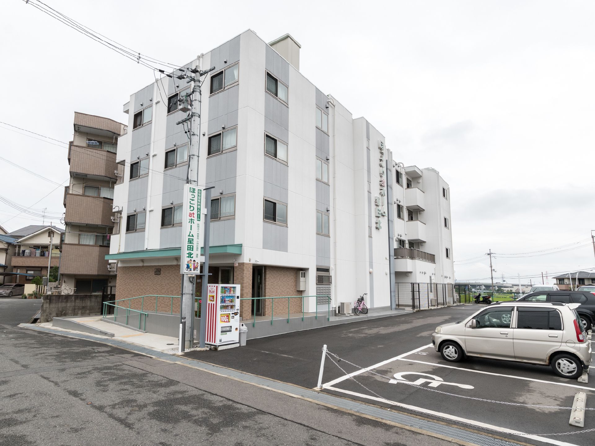 4階からなる施設建物1階には緩やかなスロープが付いているため、足腰の弱い方や車いすを利用している方に利用しやすくなっている。