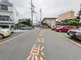 介護施設の外観と駐車場