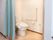 トイレの壁側にはL字型の手すりがある。その下にはトイレットペーパーフォルダーと呼び出しボタンが設置されている。