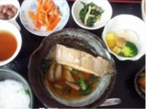 ほっこりatホーム星田の食事。お膳に様々な品が並んでいる。
