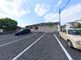 広々とした駐車場の外観