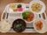 ごころの家 宇都宮砥上の食事。トレイにご飯、味噌汁、おかずが４品のっている。