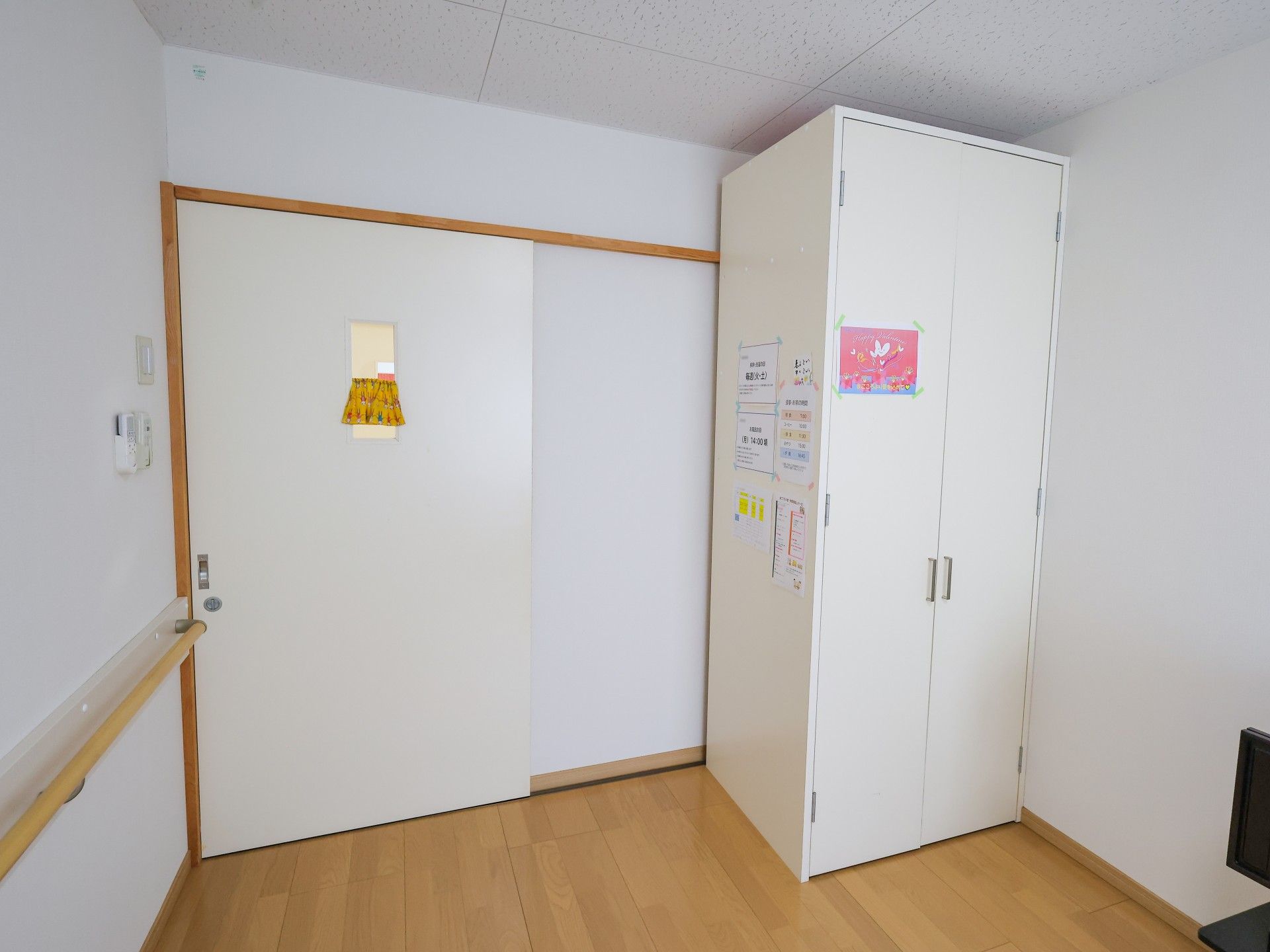 白い扉と収納棚の部屋