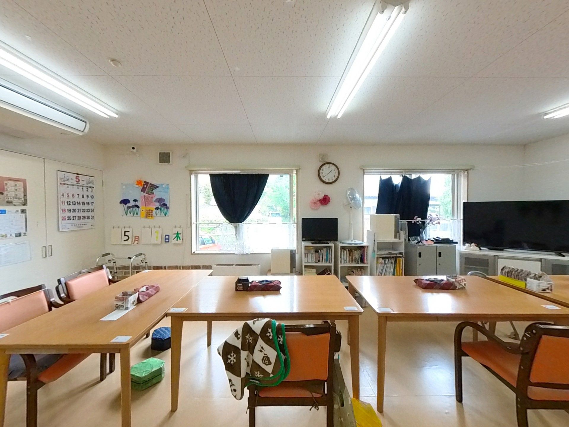 明るい室内のテーブル