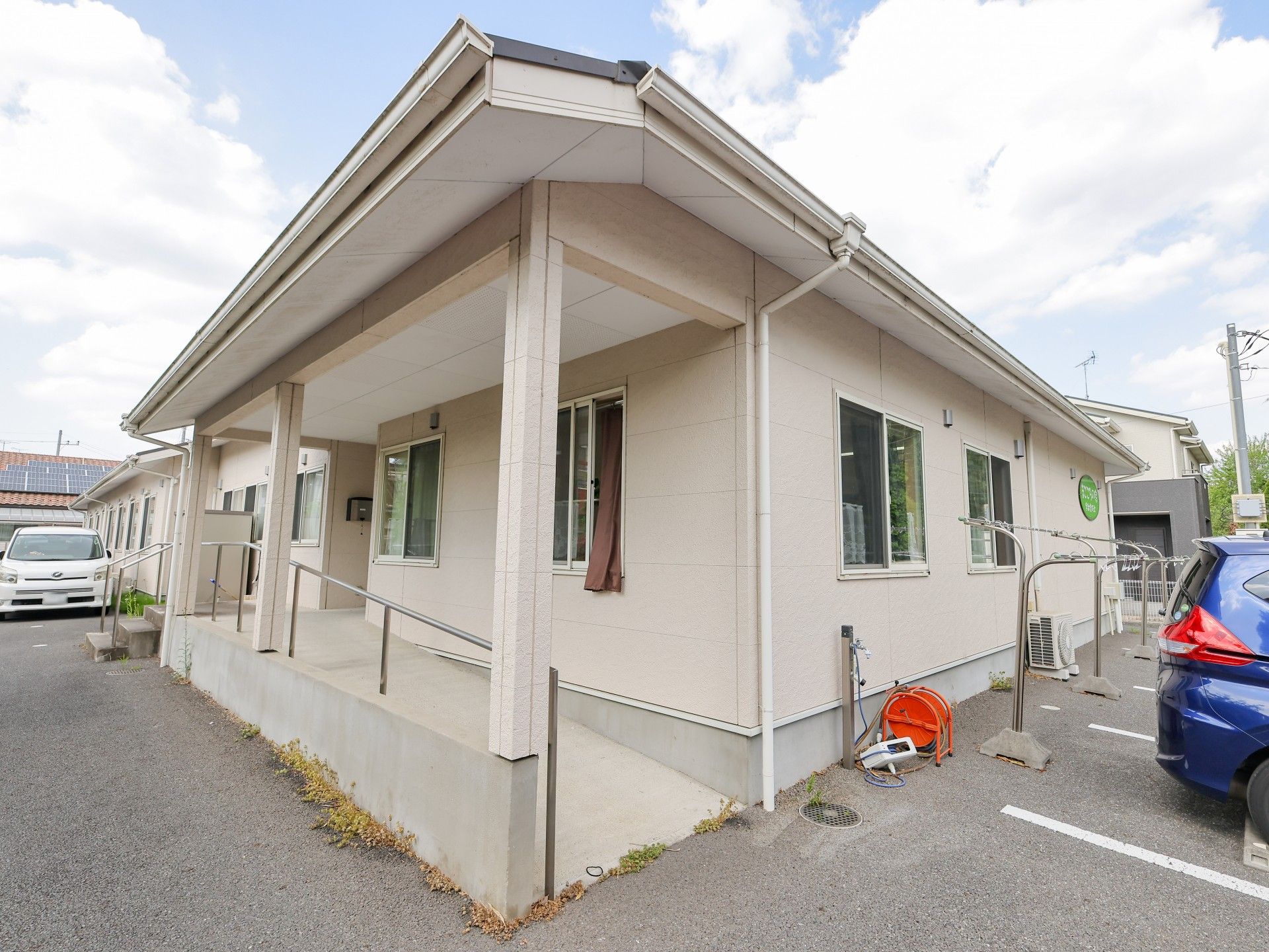 広い駐車場のある建物