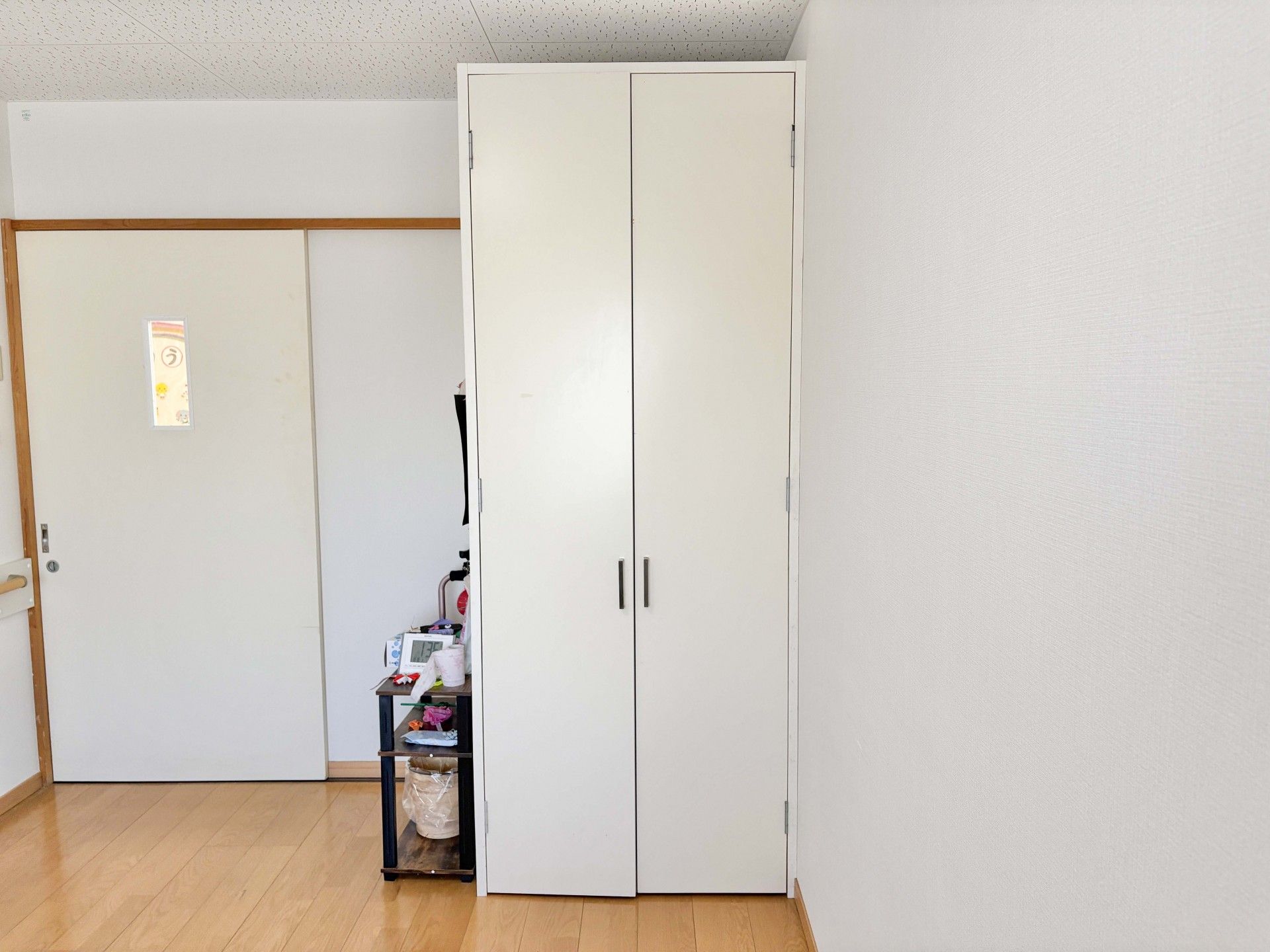 収納棚とドアのある部屋