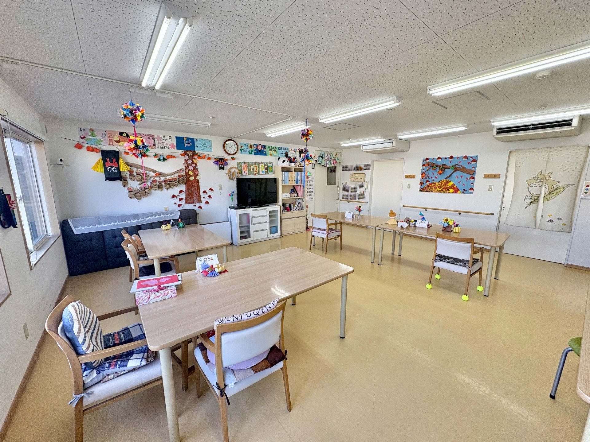 まごころの家 常陸大宮中富のリビング。入居者が食事を食べている。