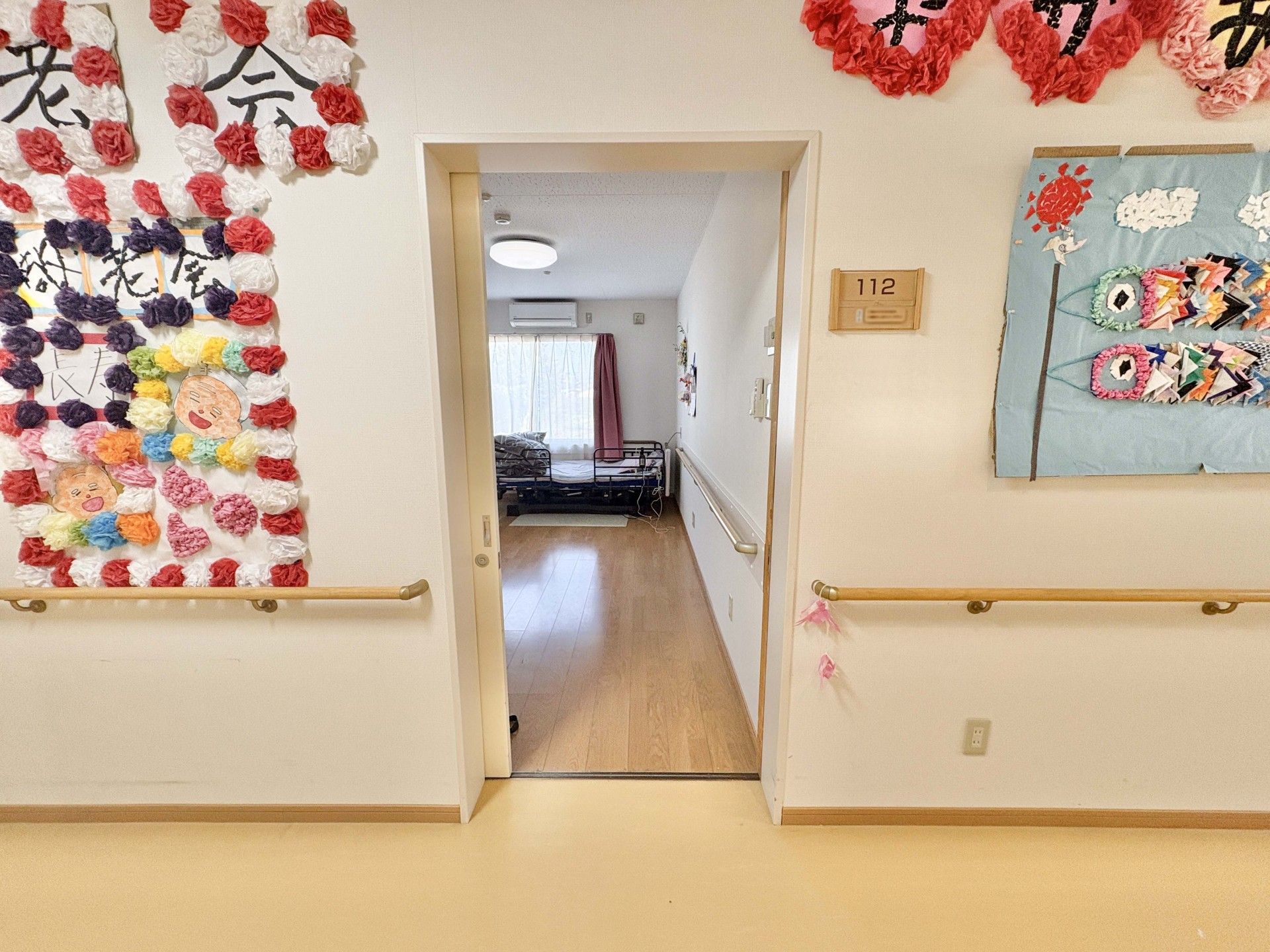 手作り装飾のある廊下