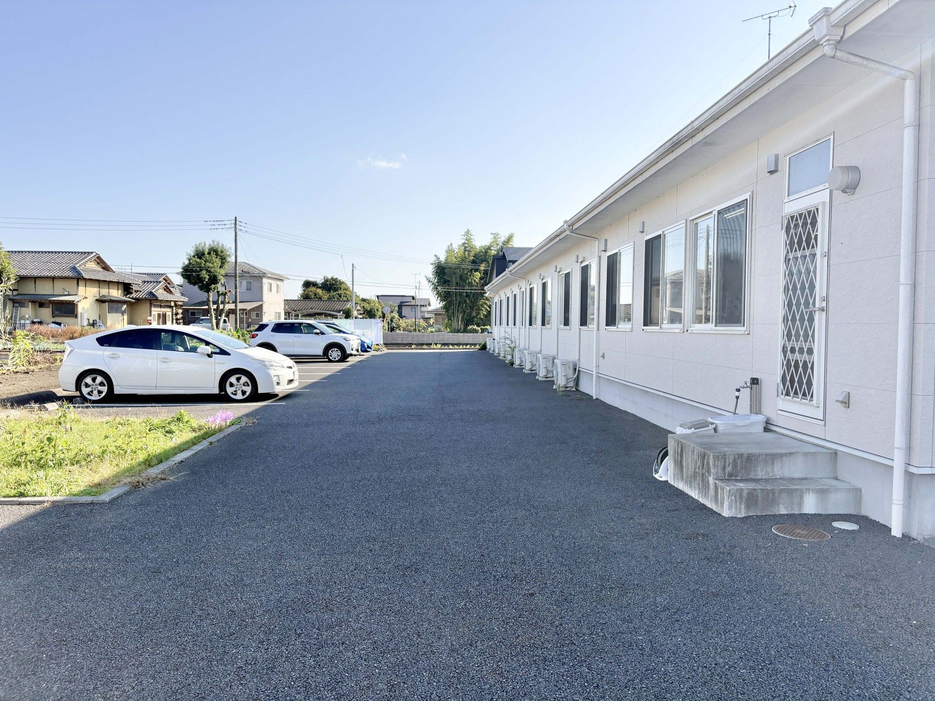 駐車場と建物の外観