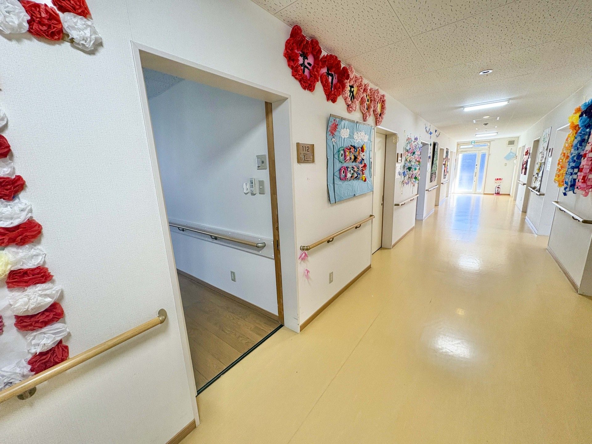 色とりどりの飾りが並ぶ廊下