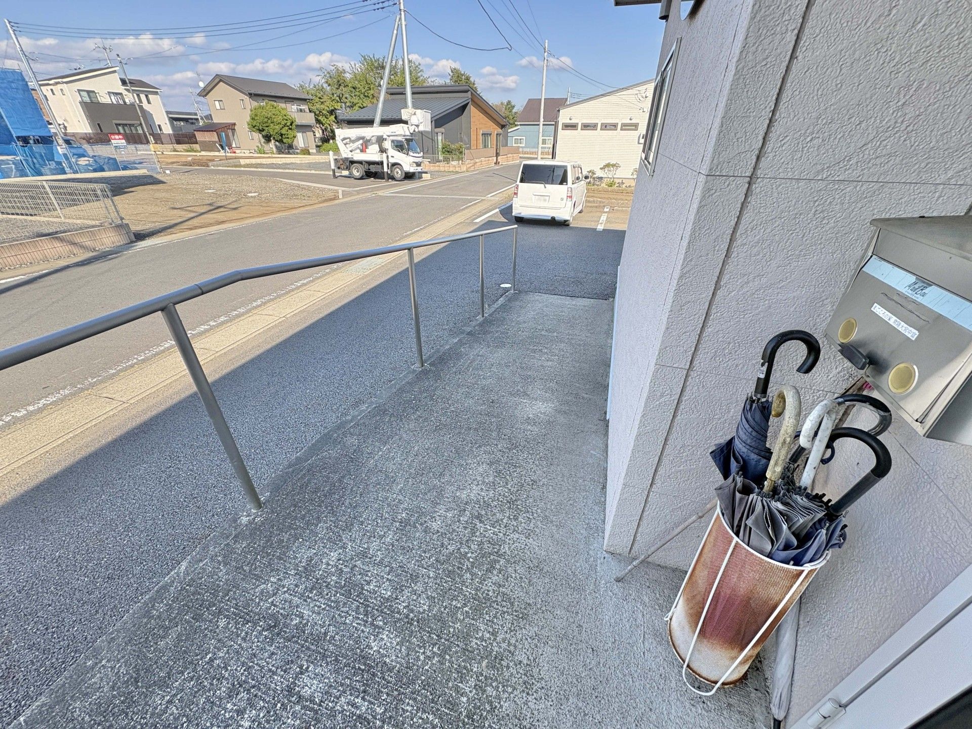 手すり付きのスロープ