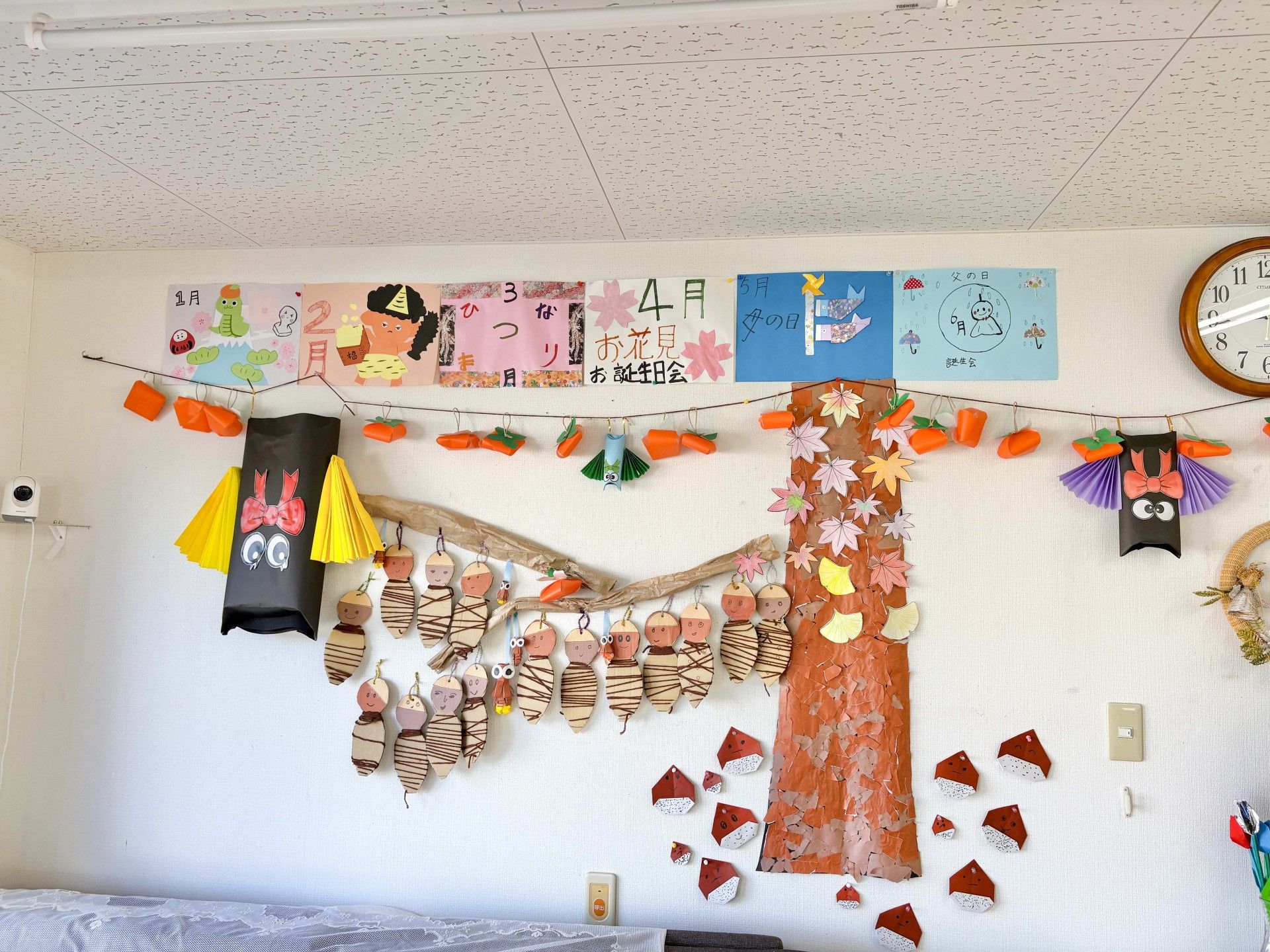 季節の飾りがある壁