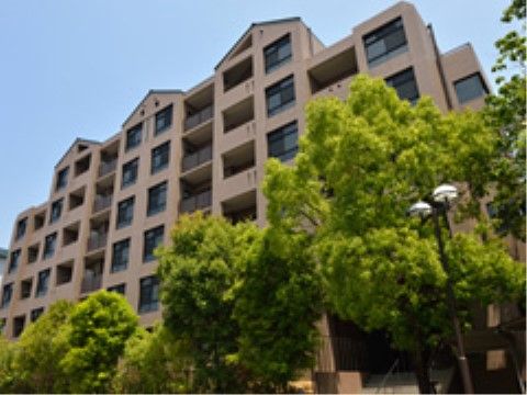 当施設では24時間体制で入居者様の安否確認やサポートをする。必要に応じ手厚い介護ケアをご利用いただき、充実したシニアライフを送っていただく。