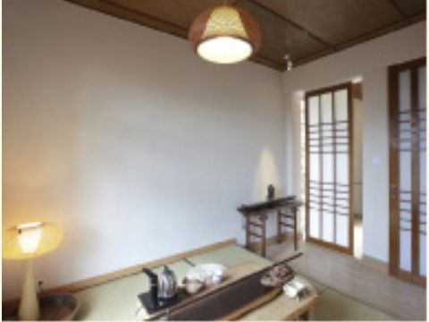 和室には照明器具や調度品、障子戸など和テイストな品々が揃えられている。落ち着いた雰囲気の中でお過ごしいただける。