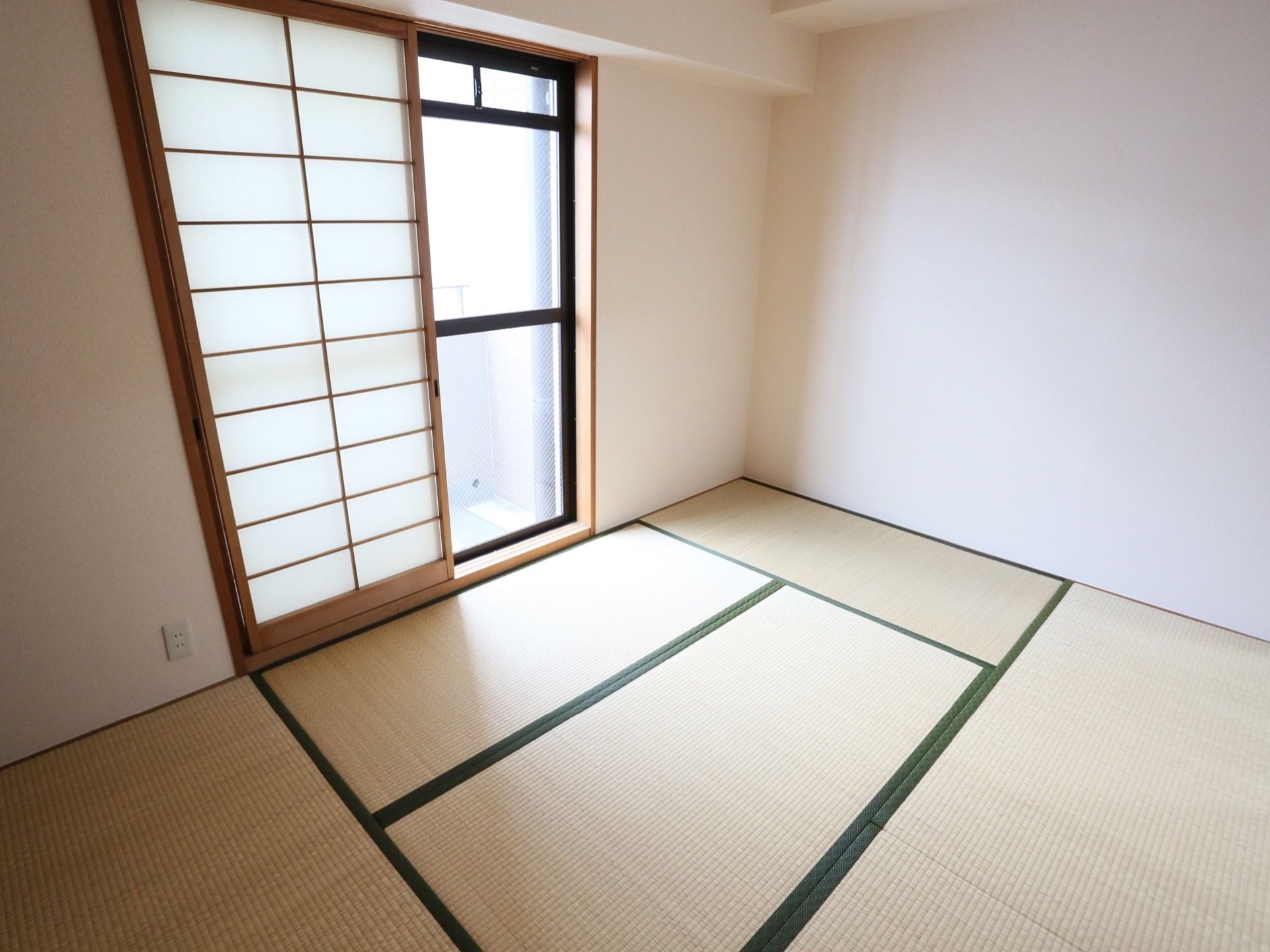 居住スペースの一部として、畳敷きの和室が整えられている。窓の内側には障子が取り付けられており、明るい日の光を透過している。