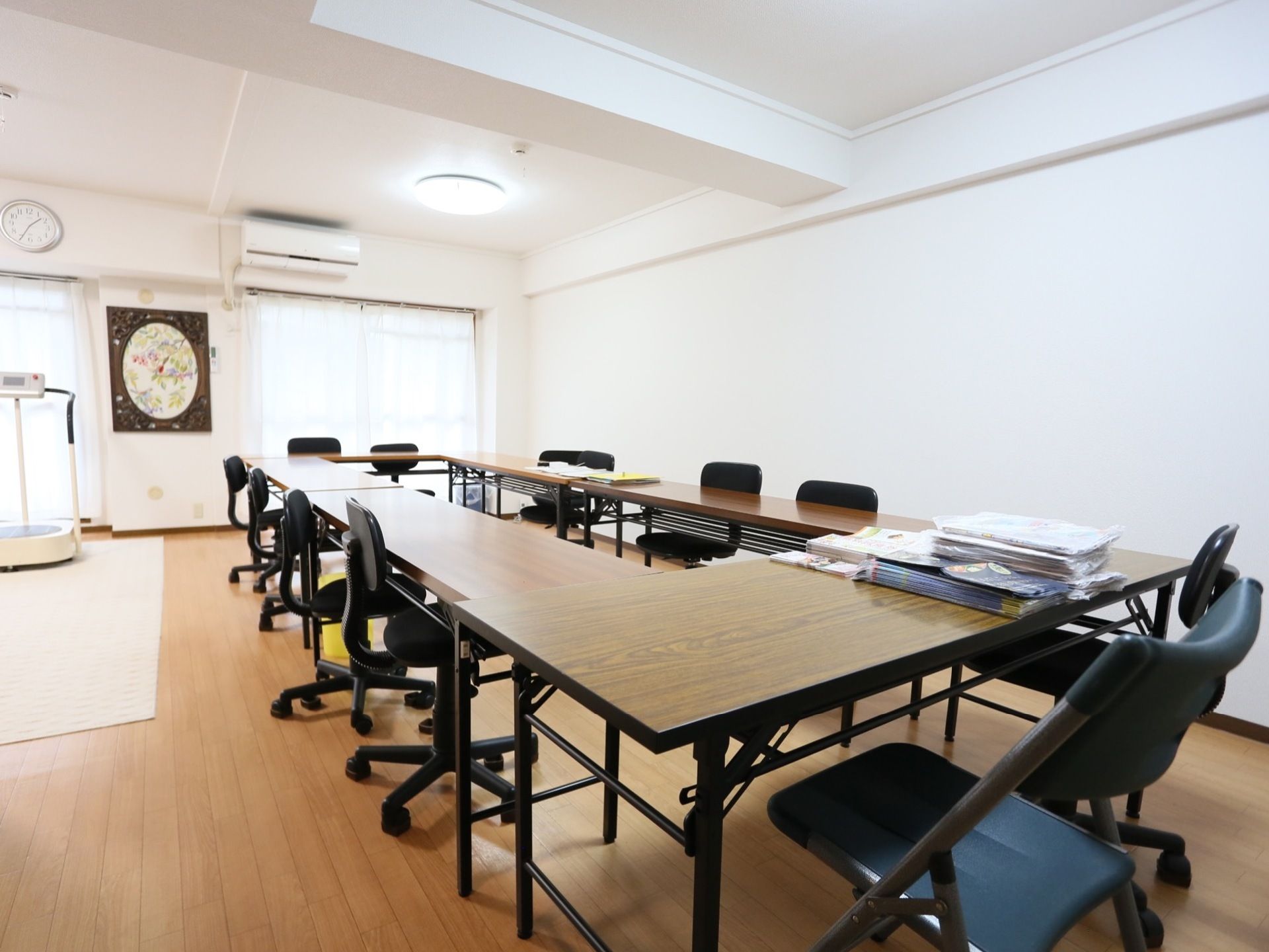 部屋には、多数の机を連結させて並べ、会議室の大テーブルのように配置。対面で話しができるようにテーブルを囲むように椅子を並べて置いてある。