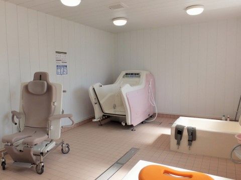 チェアインタイプの浴槽が完備されている、広々とした介護浴室