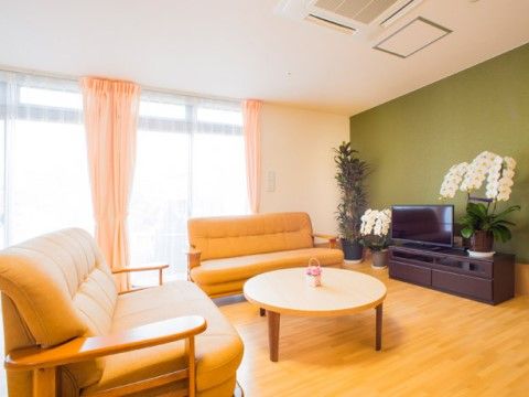 ゆったりとくつろげるソファとテレビが設置されているリビング