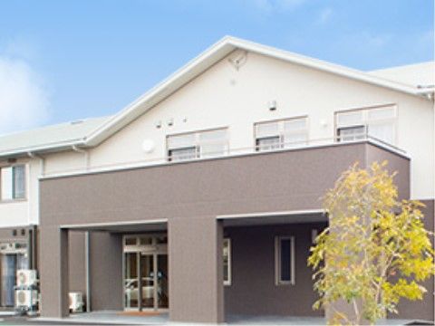 施設の建物は木造でベーシュ色と薄茶色のツートンカラーになっており、周囲の環境と調和した外観となっている。