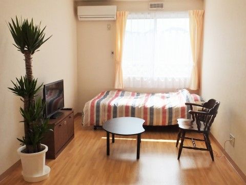居室にはエアコンとリモコンが設置されており、入居者様はリモコンを手に取り、室温の設定をすることができる。