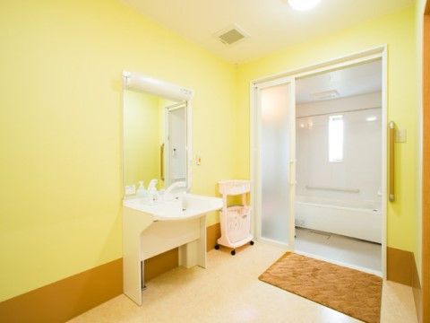 出入口にはバスタオルなど置くことができる移動式のカートがあり、浴室から上がる際には速やかにタオルを取ることができる。