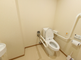 介護施設の明るいトイレスペース