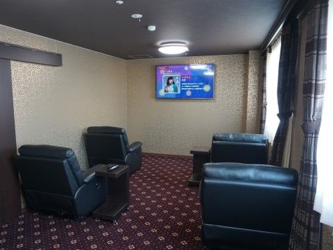 館内には、シアター兼カラオケルームが設けられている。１人掛けリクライニングソファが置かれており、正面の壁に大型テレビが設置されている。