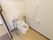体を清潔にしやすい温水洗浄便座のトイレが設置してある。跳ね上げ式の手すりが両サイドについているので、必要に応じた使い方ができ便利である。