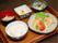 ご飯や汁物、メイン料理に小鉢が置かれた木製のトレー