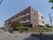 ３階建ての大きなマンションが建っている。前は道幅の広い道路で、周辺は一戸建ての多い閑静な住宅街になっている。