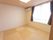 正方形の畳が敷きつめられている部屋がある。腰の高さあたりに窓があり、壁にはエアコンが設置されている。