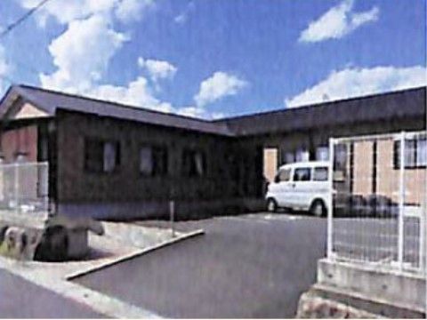 ブラウンを基調とした、落ち着いた色合いの平屋建ての住宅